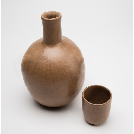 Jarra de agua con vaso beige