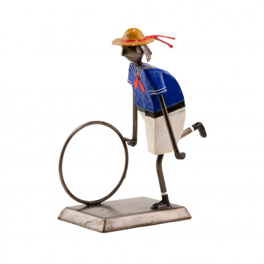 Escultura de niño con aro