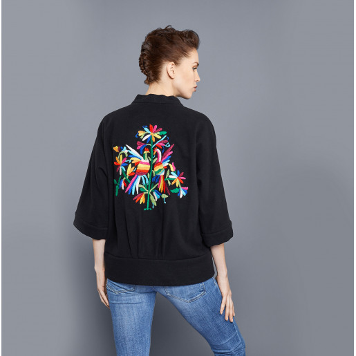 Kimono de lana negro bordado