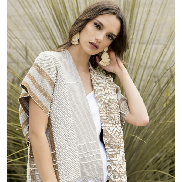 Denisse Kuri Amate Poncho
