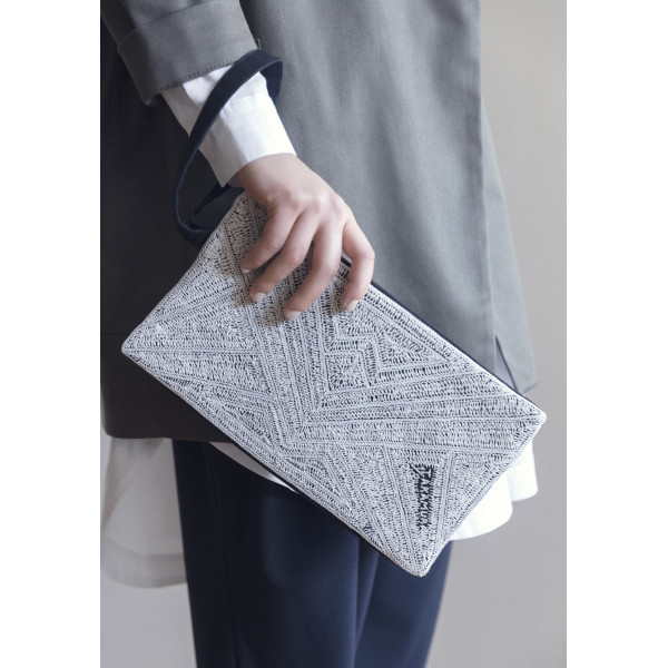 Black Nic Clutch whit off...