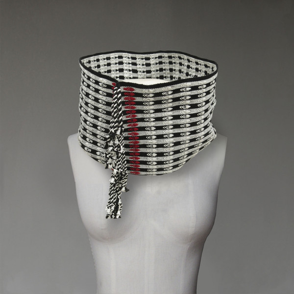 Cuello brocado de calaveras
