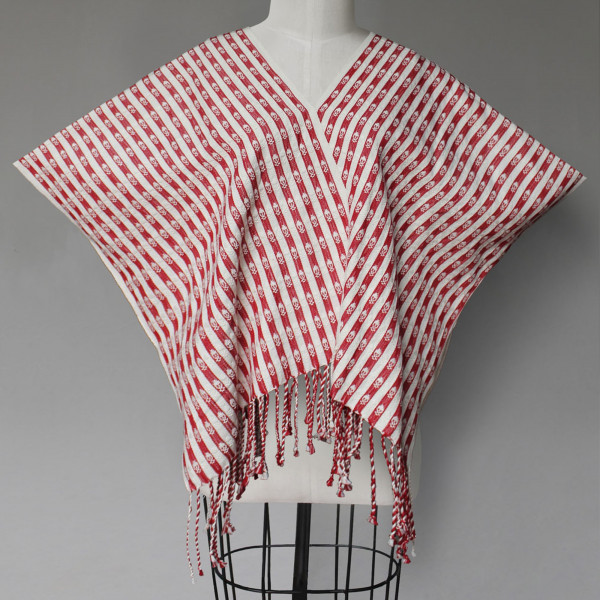 Poncho brocado con calaveras