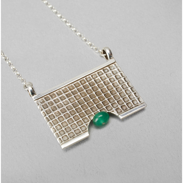 Collar con dije en forma de...