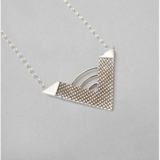Collar en forma de “v”...